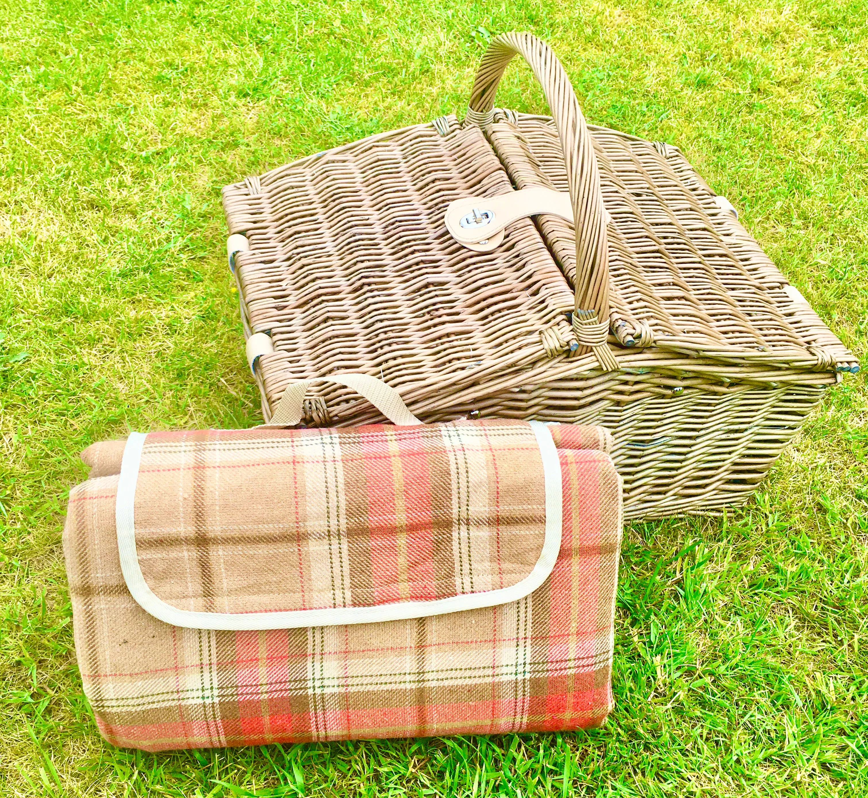 The Hamilton  - an ivory top-handled hamper for 4
