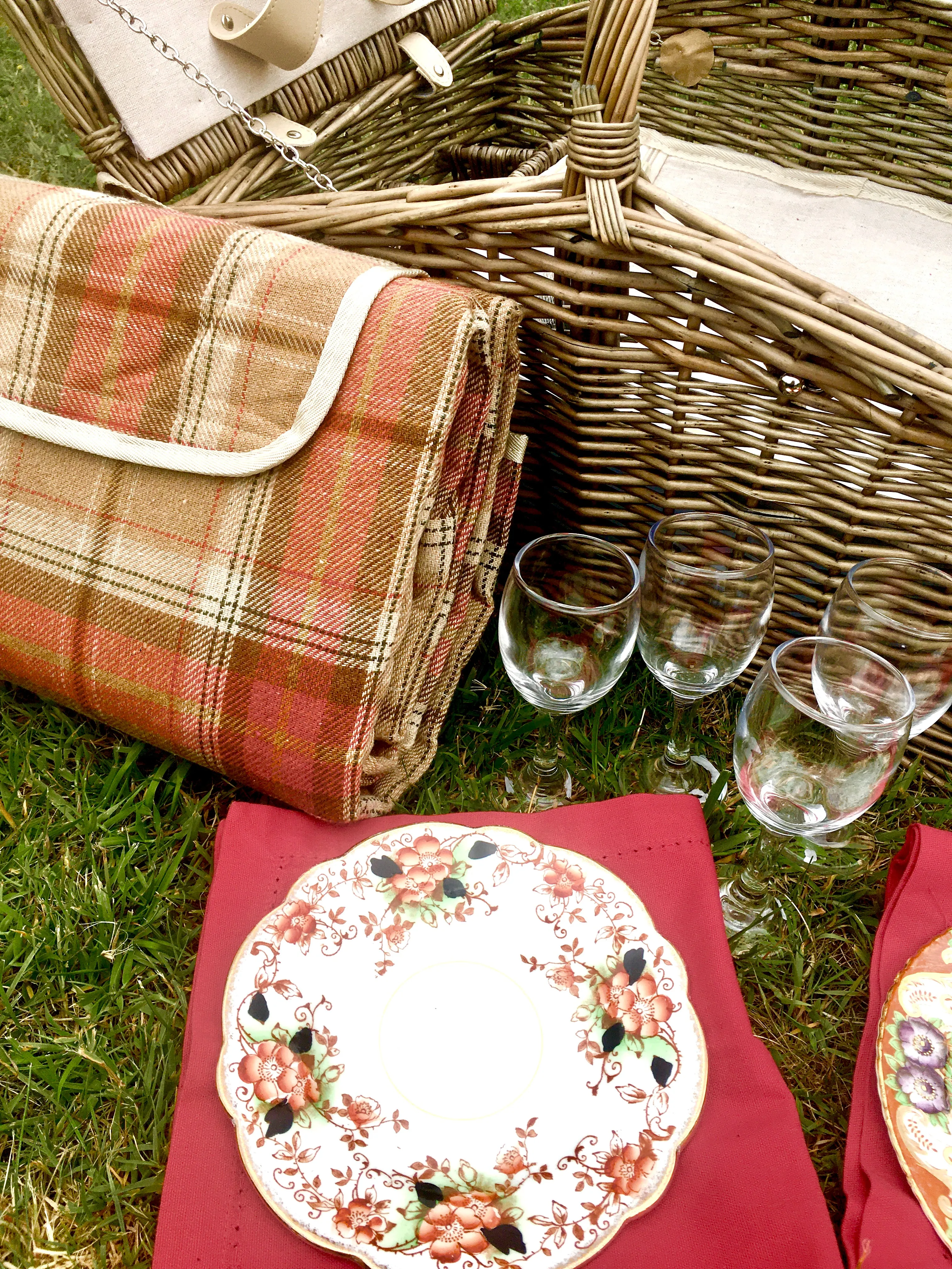 The Hamilton  - an ivory top-handled hamper for 4