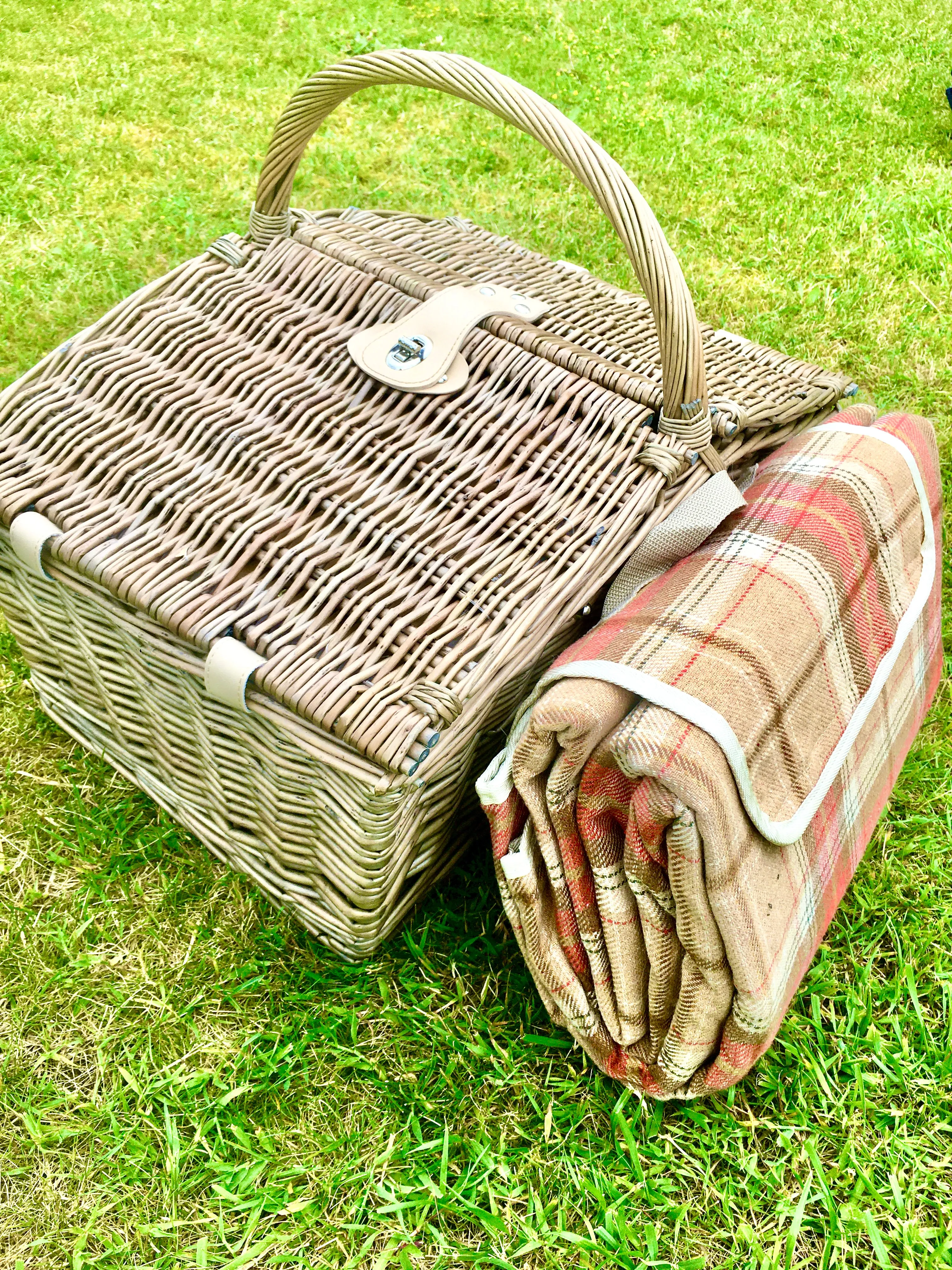 The Hamilton  - an ivory top-handled hamper for 4